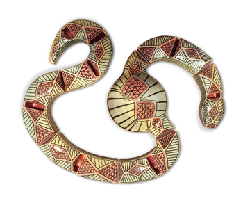 7 facetted boxes with geometric decorations arranged in the form of a snake with prey in its belly